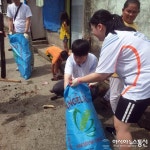 [포토뉴스] 필리핀 빈민가 집수리 봉사에 구슬땀 흘리는 김일수 기자와 장희연 학생