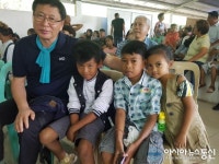 [아시아뉴스통신 10주년 필리핀 선교 봉사]  주일예배 온 아이들과 사진찍는 조기종 인천취재본부장