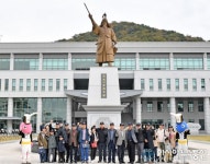 해군 예비역과 가족들, 해군사관학교 ‘충무공 이순신’ 동상 앞서 기념촬영