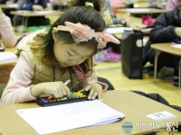 [아통포토]유아수놀이 주산암산 경기대회, 강나윤양 주산 시험중