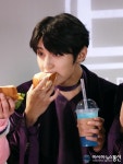 [아통 포토] 골든차일드 Y, 샌드위치 먹는 모습도 잘 생겼어