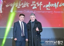 유일사슴농장 이정현 대표, 이동준 시상자로 무대에 서