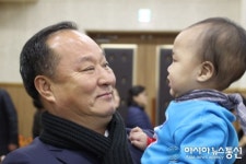 [아통 포토] 할아버지는 뉘신지?‥정동균 양평군수, 양평 강상주민자치센터 찾아