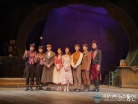 연극 환상동화 전쟁 같은 세상에서 우리는 사랑할 수밖에 없다