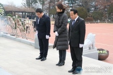 [아통포토] 청주 충혼탑 참배하는 김수민 의원