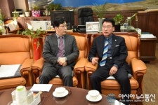 오흥수 구의원, 김성일 인천백운초등학교 교장과 환담