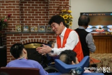 이찬호 창원시의회 의장, 장애인 복지시설 ‘풀잎마을’ 입소자들과 함께...