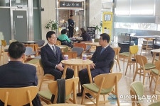 [포토] 세종시청 꿈엔카페에서 차 마시는 단체장들