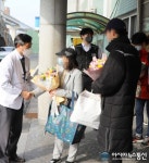 [아통 포토] 퇴원하는 코로나19 확진자들