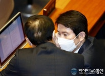 [아통포토] 대화하는 민주당 이인영 원내대표