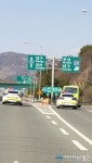 [아통 포토]청도署, 대남병원 떠나는 코로나19 확진자 이송버스 비상호송에 나서