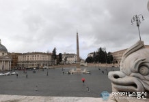 [아통 포토] 이탈리아 광장 마스크 착용 후 걷고 있다