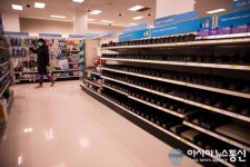 [아통 포토] 미국 뉴욕의 약국 진열대 텅 빈