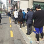 경기 수원시 화서동 한 약국 사람들이 마스크를 구매하기 위해 줄줄