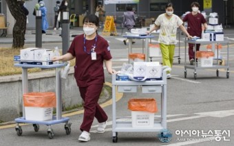 [아통 포토] 검사 장비를 들고 이동하는 의정부성모병원 의료진