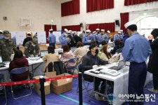 [아통 포토] 해군 장병들, 진해도천초등학교에 마련된 사전투표소서 투표