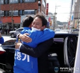 [아통 포토] 오중기 후보와 포옹하는 임종석 전 비서실장