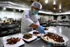 [아통 포토] 중국 허베이, 각 요리를 나눠 식사하며 젓가락과 국자 제창