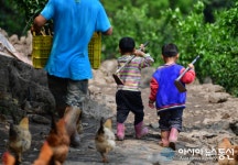 [아통 포토] 중국 광시, 작은 시골에서 부모님 도와 창업 시작