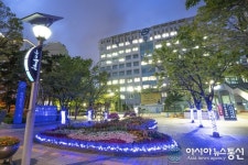 코로나19 의료 영웅에게 보내는 푸른 빛 갈채