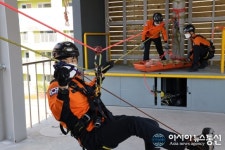 [포토]대전 유성소방서, 전문산악 특수훈련 펼쳐