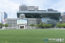 [아통 포토] 녹색 빛이 감도는 서울 시청 광장