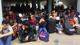 Hundreds of laid-off Lao workers left stranded at Thai border