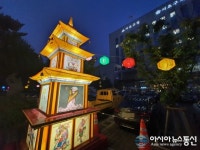 [아통포토] 서초구청, 연등과 불교탑 설치…내방객들 눈살 찌푸려