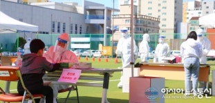 인조잔디 축구장에 설치한 워크스루 진료소 찾은 시민들