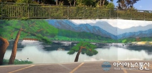[아통 포토]제천시 중앙동, 주차장 담벼락 의림지 벽화 ‘눈길’