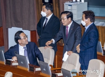 [아통 포토] 의원들과 이야기 나누는 주호영 미래통합당 원내대표