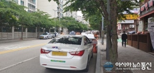 [아통 포토] 택시 기사들을 위한 상가들인가? 줄지어서 불법 주차된 택시들