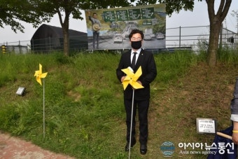 박찬대 의원, 인천 노무현대통령 벚꽃길에서 ‘추모 바람개비’길 설치 작업