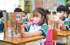 중국, 광저우 초등학교 저학년 개학으로 수업 재개