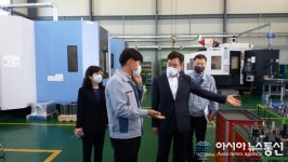 홍명표 의창구청장, 건설장비부품 전문 ㈜서진정공 방문