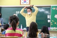 최대호 안양시장, 등교 첫날 부흥초 방문해 학생·교직원 격려