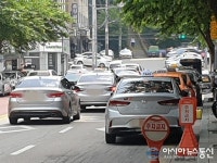 [아통포토] 1차선은 택시가 이동, 2차선은 불법 택시가 점거