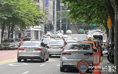[아통포토] 꽉 막힌 강남구 도봉로 주변 도로…택시 주정차 기승