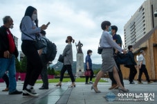 [아통 포토] 광화문 광장을 건너는 시민들