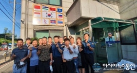 안산단원署 원곡파출소, 협력치안을 위한 다국적기 부착·외국인 자긍심 고취