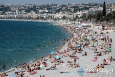 프랑스, 코로나19속에 니스 해변 휴가