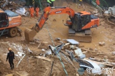 [아통 포토] 일가족 3명 사망 펜션 사고 현장에서 구조하는 소방대원들