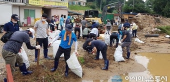 [아통포토]충북도의회, 폭우피해 지역서 수해복구