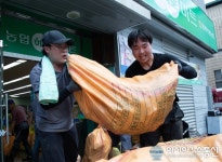 [아통 포토] 폐기물 정리하는 화개장터 농협 직원들