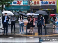 [아통 포토] 비오는 출근길 여의도 횡단보도에 서 있는 직장인들