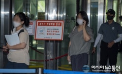 [아통 포토] 서울 시청사를 급하게 나서고 있는 시청직원들