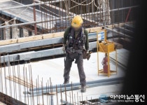 마스크 쓰지 않고 시공하는 신흥역 하늘채 랜더스원 시공현장...코로나19 확산 우려 가중