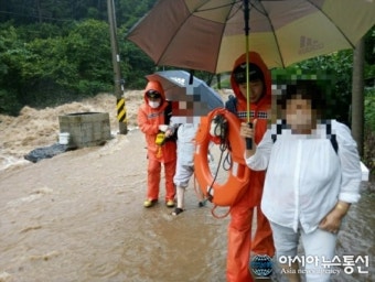 [아통 포토] 청도소방서, 태풍 '하이산' 물폭탄에 고립된 주민 구조