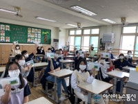 [아통포토]마스크 감사합니다!…충주중앙초 학교운영위, 마스크 3000매 전달