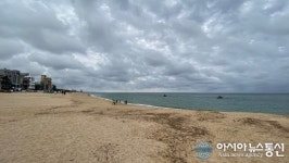 [아통 포토] 태풍의 흔적을 지우는 강릉 안목해변.